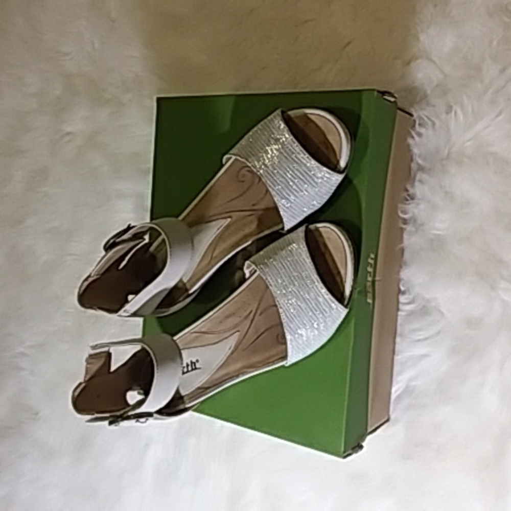 Earth sandals EUC, white with gold highlights